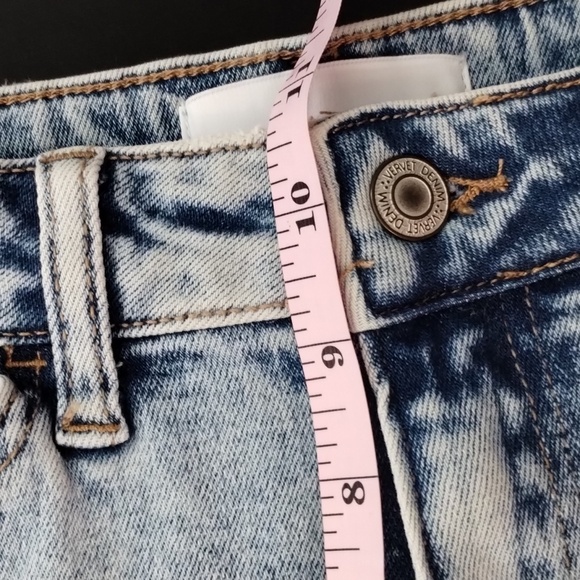 Vervet distressed denim stretch shorts size medium light wash, mid rise, frayed - Picture 10 of 11
